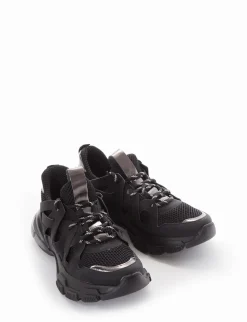 sneakers fondo in gomma e soletto interno in vera pelle. Tomaia in bellissimo tessuto con riporti in pelle scamosciata nero