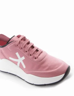 sneakers fondo in gomma e soletto interno in vera pelle. Tomaia in bellissimo tessuto in lycra rosa