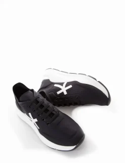 sneakers fondo in gomma e soletto interno in vera pelle. Tomaia in bellissimo tessuto in lycra nero