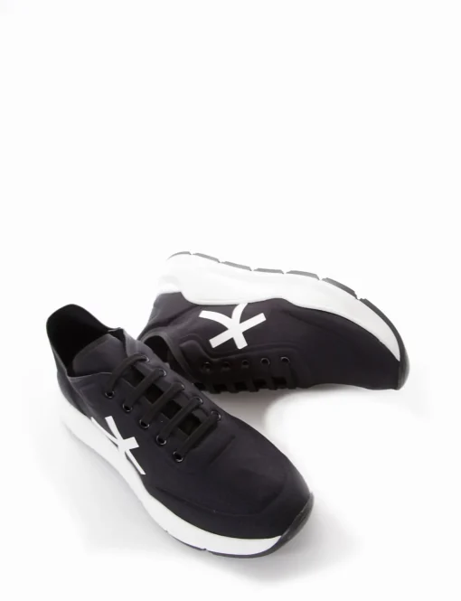 sneakers fondo in gomma e soletto interno in vera pelle. Tomaia in bellissimo tessuto in lycra nero