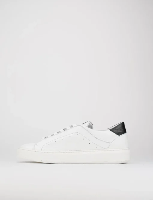 snkrs fondo gomma e soletto interno in vera pelle. tomaia in morbida pelle bianco