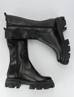 Stivale tronchetto fondo 3 cm di gomma e soletto interno in vera pelle. Tomaia in morbida pelle nero