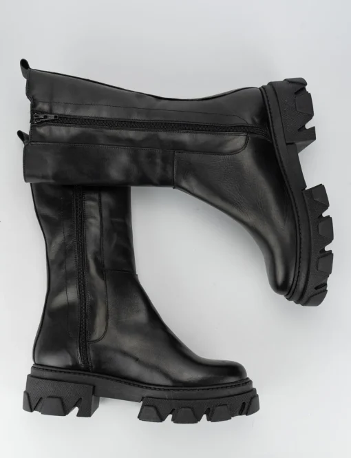 Stivale tronchetto fondo 3 cm di gomma e soletto interno in vera pelle. Tomaia in morbida pelle nero