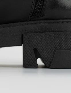 Stivale tronchetto fondo 3 cm di gomma e soletto interno in vera pelle. Tomaia in morbida pelle nero