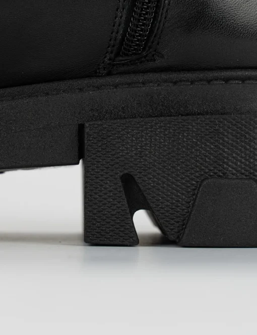 Stivale tronchetto fondo 3 cm di gomma e soletto interno in vera pelle. Tomaia in morbida pelle nero