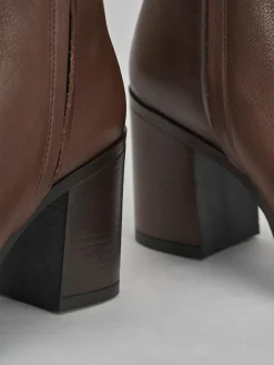 Stivaletto tacco 8cm marrone pelle
