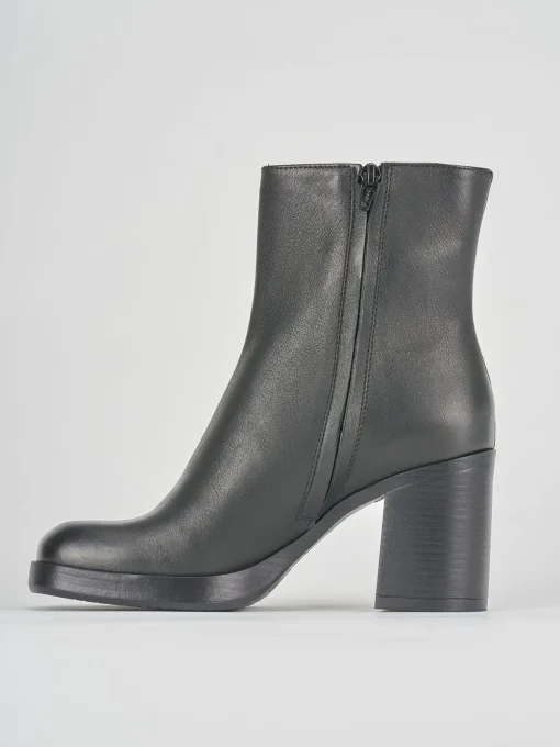 Stivaletto tacco 8cm nero pelle