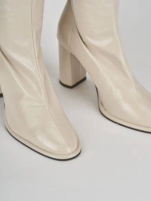 Stivali tacco 9cm vernice beige