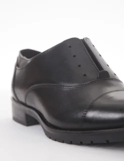 Stringata con fondo gomma e soletto in vera pelle nero
