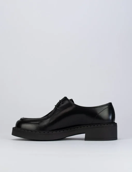 Stringata tacco 2 cm nero pelle