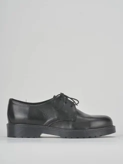 Stringata tacco 2 cm nero pelle